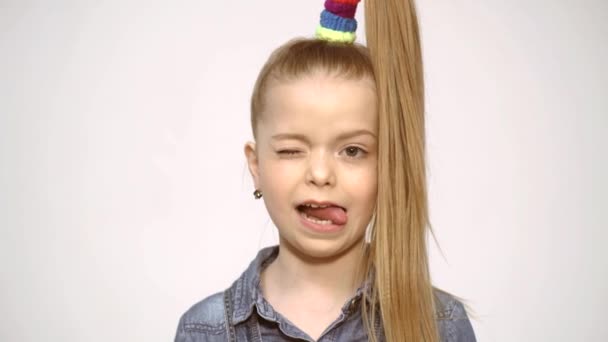 Dziewczynka podekscytowany. Szczęśliwych ludzi uśmiechniętych dzieci emocji. Dziecko niespodzianka. Cute Girl-Crazy fajne młókanie. Szaleni ludzie. Śmieszna twarz. Dzieci szczęśliwy. Śmieszne dziewczyny emocje. Dzieci śmieszne wypowiedzi. — Wideo stockowe