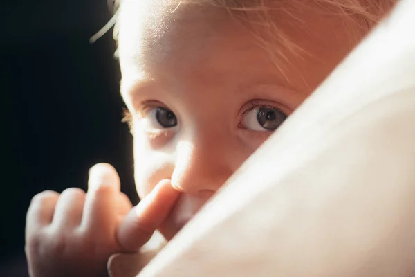 Čistý vzhled malého kluka. Nevinnost. malý chlapec nebo dívka drží prst blízko nosu. péče o měkkou pokožku. den dítě. šťastné dětství. podivný pohled na malé dítě. . Portrét — Stock fotografie