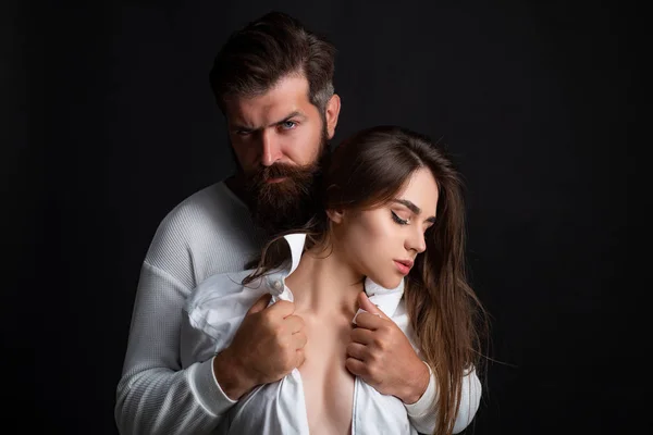 Amor apasionado. Retro vintage pareja romancing. Momentos íntimos para amantes felices. Apasionado cariñoso hombre y mujer disfrutando de excitante momento de primer beso. Pareja enamorada . — Foto de Stock