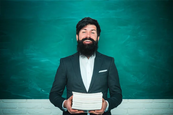 De vuelta a la escuela y tiempo feliz. Los buenos tutores son a menudo maestros de la comunicación. Preparación para el examen en la universidad . — Foto de Stock