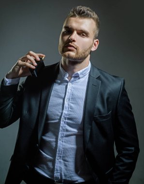 erkek kokusu. Elinde parfümeri şişesi olan adam. Mans parfüm konsepti. Parfüm için zarif bir adam. Erkeksi parfüm. Koku. mens koku. eau de parfüm. kolonya veya kokulu tuvalet suyu. Kolonyalı su