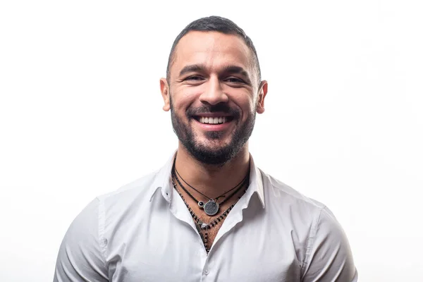 Sorria sedutoramente. Homem latino feliz com um sorriso branco e saudável. Homem hispânico alegre com sorriso feliz no rosto. Homem bonito barbudo com sorriso sexy natural — Fotografia de Stock