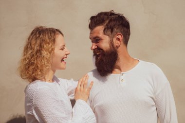 Seksi kadın ecstasy adam kucaklayan inleme. Aşkın şefkatli sıcak hoş anının tadını çıkarıyorum. Baştan çıkarma konsepti. Arzu yutmuş. Şehvetli çift birbirlerinin dudaklarını hissetmek için daha yakın oluyor.