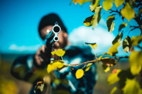 Vat van een pistool. Hunter richt geweer in bos. Jager met Shotgun Gun op jacht. Poacher met geweer het spotten van enkele Deers. Jagen in het voorjaarbos. — Stockfoto