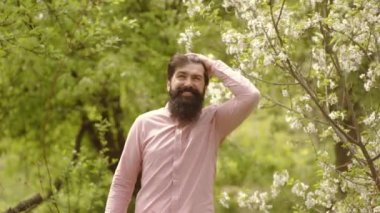 Eco Resort Faaliyetleri. Sakallı çiftçi adam ve sebze çiftlikte. Ekoloji kavramı. Çiftçi adam yaz aktiviteleri. Yaz sakallı adam çiftçi.