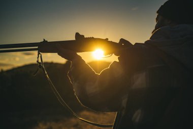 Avcı avda av tüfeği tabancası ile. Sonbahar av sezonunda avcı. Kapalı ve açık av sezonu. Ormanda Kaçak Av Kaçak Avcı.