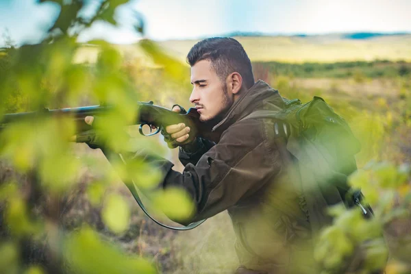 Jäger mit Gewehr auf Jagd. Jäger mit leistungsstarkem Gewehr mit Zielfernrohr. — Stockfoto