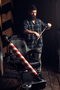 Kuaförler berber dükkanında yakışıklı bir adam için çalışıyor. Berber dükkanı. Berber dükkanı tasarımı. Berber makas.