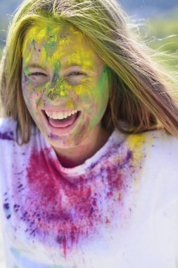 Yüzünde kuru renk. Holi. renkli neon boya makyaj. Çılgın hipster kız. Yaz havası. Mutlu gençlik partisi. Iyimser. Bahar titreşimleri. yaratıcı vücut sanatı ile çocuk. olumlu ve neşeli. holi festivali