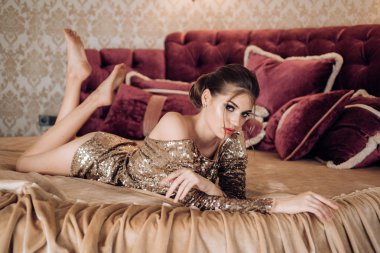 Zarif güzel kadın yatakta yatıyor. Güzel bayan Moda fotoğraf.