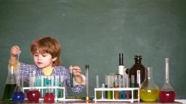 Mikroskopla biyoloji deneyleri. 1 Eylül. Kimya bilimi. Okul dersindeki küçük çocuklar. Junior yıl kimya.