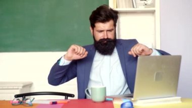 Üniversitede komik bir sınav. Çılgın öğretmen üniversite sınavlarına hazırlanıyor. Genç öğretmen. İyi öğretmenler öğretmekten hoşlanır. Sınava veya sınava hazırlanan öğrenci.