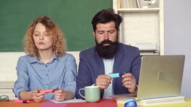 Öğrenciler ve özel eğitim kavramı. İçeride ki çift üniversite öğrencilerinin portresi. Üniversitede sınav. Yeşil tebeşir tahtası arka plan üzerinde kız öğrenci ile genç erkek öğretmen.