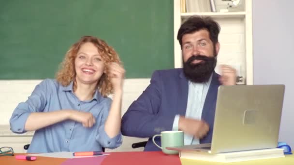 Portrait de couple drôle d'étudiants universitaires dansant à l'intérieur. Portrait de deux étudiants fous à l'université. Journée mondiale des enseignants . — Video