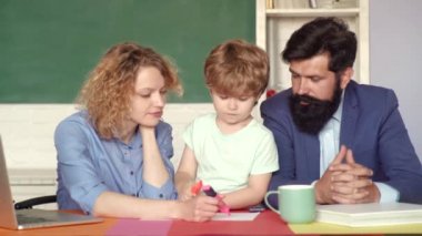 Okula ve evde eğitime geri dönelim. Sevimli öğrenci ve babası ve annesi eğitim işi yapıyor. 1 Eylül'de derste mutlu okul çocukları. Aile okulu. Çocuklar için matematik.