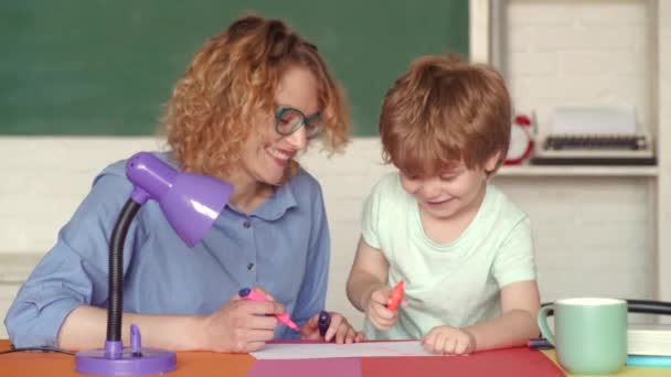 Tillbaka till skolan. Barn utbildning och elev utbildning. Skolgemenskap partnerskap modeller. — Stockvideo