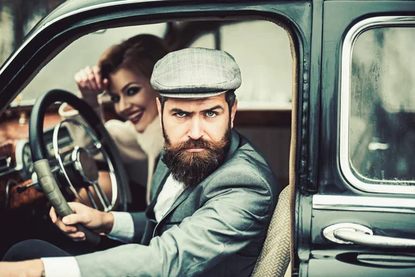 Бородатий чоловік і сексуальна жінка в машині. бородатий чоловік водій на побаченні з сексуальною дівчиною в ретро автомобілі . — стокове фото