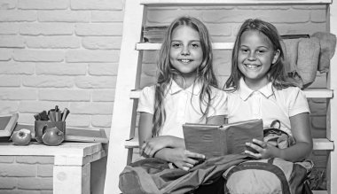 hikaye okuma. kitap, iki küçük kız hikaye.