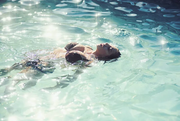 Miami beach. Miami beach lüks tatil genç kızın Yüzme