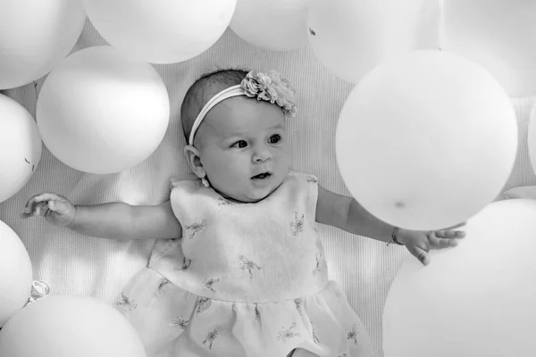 Qué lindo. Familia. Cuidado de niños. Día de los niños. Felicidad infantil. Dulce bebé. Nueva vida y nacimiento. Niña pequeña. Feliz cumpleaños. Retrato de niño feliz en globos blancos — Foto de Stock