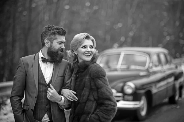 Casal retro contra carro velho. casal apaixonado . — Fotografia de Stock