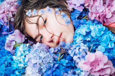 Yaz güzelliği. Ortanca çiçekleri olan bahar kadını. Kadının moda portresi. Sağlıklı saç ve cilt. Makyaj kozmetik ve cilt bakımı. yaz makyajlı kız. Bahar stili