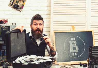 Onun çılgın hayal gücünün ötesinde. Sakallı hippi bitcoin sembol ve dolar ile. Sunucu odasında iş adamı. Sakallı adam nakit para ile. Bitcoin iş için. Kripto para birimine kağıt para