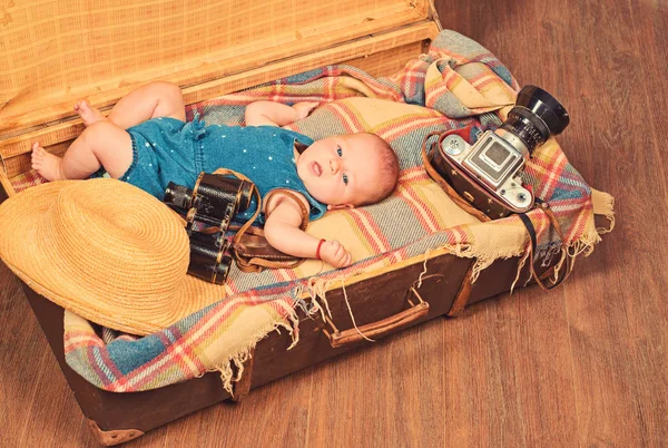 Progressives Baby. Familie. Kinderbetreuung. kleines Mädchen im Koffer. Reisen und Abenteuer. Porträt eines glücklichen kleinen Kindes. Kinderglück. Fotojournalist. süßes kleines Baby. Neues Leben und Geburt — Stockfoto