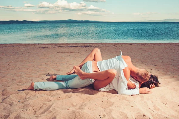 Vacaciones de verano y vacaciones de viaje paraíso. vacaciones de verano de pareja familiar . — Foto de Stock