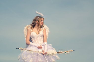 Bow ve oklar ile Cupid sevimli melek. Genç Cupid-Sevgililer kavramı. Aziz Sevgililer günü. Genç melek. Masum kız. Beyaz elbise ve kanatlar Charming kıvırcık küçük kız-melek Cupid kız