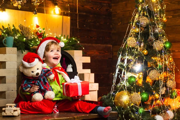 Adorable juego de niños en casa. Un niño soñador en Nochebuena. Cree en el milagro de Navidad. Deseo conocer a Santa Claus. Vacaciones de invierno. Feliz Navidad y feliz año nuevo. Feliz infancia. —  Fotos de Stock