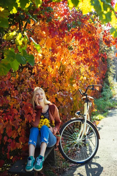 야외 생활 방식을 보여 주는 예쁜 젊은 여성이 가을 공원을 걷고 있습니다. 가을 패션 컨셉이야. 로맨틱 한 소녀의 예술 작품. — 스톡 사진