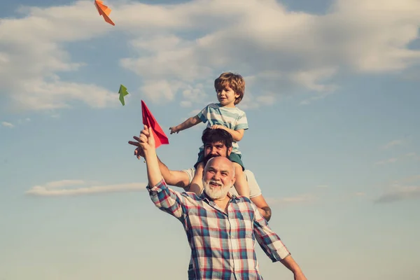 Männergeneration. Vater und Sohn mit Großvater - glücklich liebende Familie. Glückliche Männer Familie haben Spaß zusammen. Genießen Sie die Familie zusammen. Vatertagskonzept. — Stockfoto