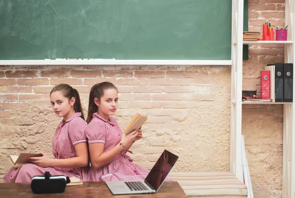 Traditionell utbildning. Föråldrade tillvägagångssätt. Litteratur lektion. Vintage litteratur. Bedårande studenter studerar litteraturen tillsammans. Hemundervisning koncept. Systrar flickor Vintage klänningar läsa böcker — Stockfoto