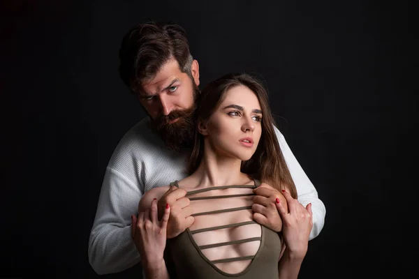 Het maken van liefde voor jonge minnaar. Mooie jonge paar zoenen en omarmen. Romantisch moment. Sensueel koppel genieten van intimiteit. — Stockfoto