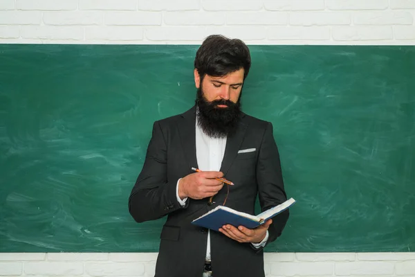 Profesor preparándose para exámenes universitarios. Retrato de estudiante universitario masculino en el interior. Examen en la universidad. Preparación para el examen en la universidad . — Foto de Stock