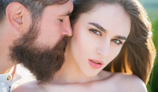 Retrato romântico de um casal sensual apaixonado. Casal jovem tendo sexo intenso apaixonado. emoções humanas amor dos jovens e conceito de estilo de vida. — Fotografia de Stock