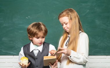 Okula ve mutlu zamanlara geri dönelim. Önce eğitim. Liseli kız, sınıfta masabaşında okuyan öğrencilere yardım ediyor. Öğretmen Schoolgirl okulda sınıfta ödevleri ile çocuklara yardım.