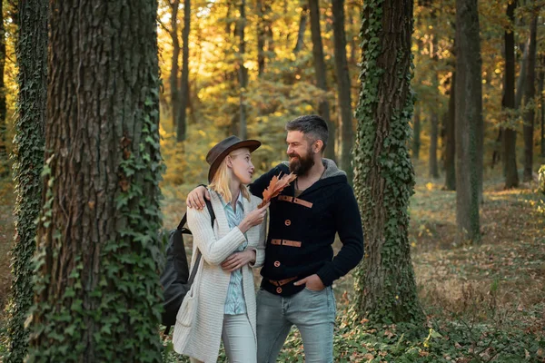 Sorglös ung kvinna med stilig skäggig man i trendig vintage pullover eller tröja. Höstpar på hösten natur bakgrund. Hösten reser. Romantisk och kärlek. — Stockfoto