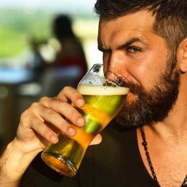 Biralı retro adam. Elinde bira tutan adam. Bira. Biralı mutlu gülümseyen adam. Kutlama oktoberfest festival konsepti.