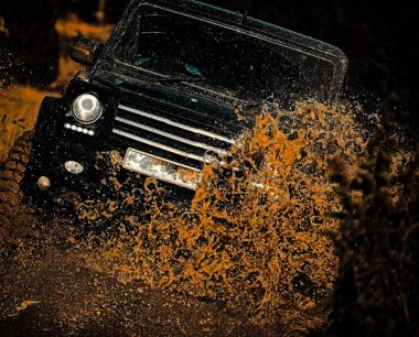 Dağ yolunda offroad yolculuğu. Off-road araç dağa gidiyor. Dağlar manzara arasında Off road spor kamyon. 4x4 seyahat trekking. Yol yarışı dışında çamur ve su sıçraması.