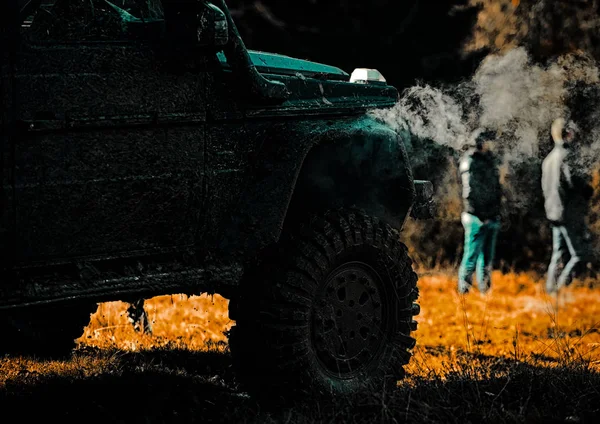 Tekerlekleri hareket ettirebilen lastikler ve kumdaki toz içinde giden off-road. Yol macerası. Macera yolculuğu. Jeep bir su birikintisi içine düştü ve kir bir sprey aldı. — Stok fotoğraf