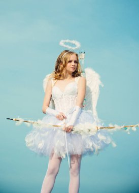Sevimli genç kız. Aşk kartı. Aşk oku. Sevgililer gününde Cupid. Bir yay ve ok St Sevgililer günü tebrik ile cupid olarak Pretty beyaz küçük kız