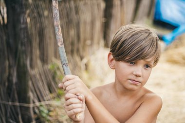 Küçük çocuk doğal ürünlerin reklamını yapıyor. Tüm sonbahar koleksiyonu için indirim, inanılmaz indirimler ve harika bir seçim. Çocuk çiftlikte sonbahar tatilinde. Hoşça kal yaz - Merhaba sonbahar.