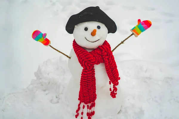 Muñeco de nieve de Navidad sobre fondo de nieve blanca. Escena de invierno con muñeco de nieve sobre fondo blanco. Fondo de invierno con copos de nieve y muñeco de nieve . —  Fotos de Stock