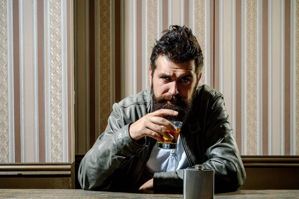 Sakallı adam cam brendi tutar. Elinde bir bardak viski tutan adam. Yakışıklı şık sakallı adam viski içiyor. Maço viski içiyor.. — Stok fotoğraf