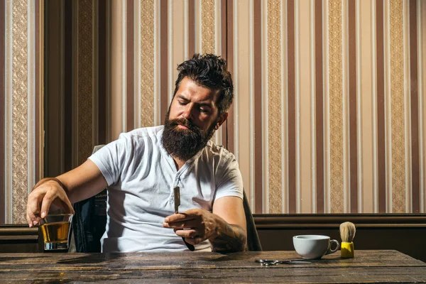 Crema de afeitar de sándalo. Cera de bigote. Preparación para el cabello es solo para el tipo apuesto. Bálsamo de barba. Barba estilo y corte. Ideas sobre Peluquería y Peluquería . — Foto de Stock