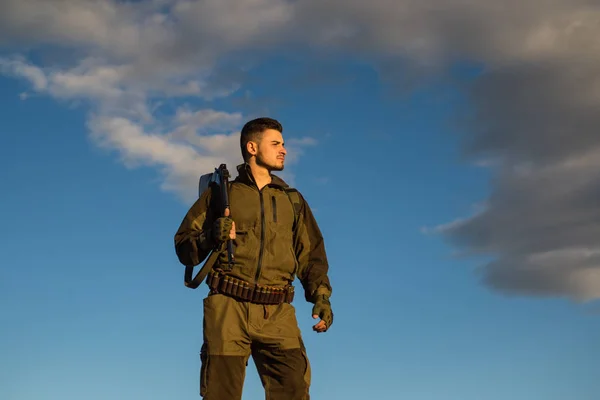 Chasseur avec fusil de chasse en chasse sur ciel bleu. Cours d'éducation à la sécurité Hunter. Jeu de chasse le plus réaliste jamais créé . — Photo