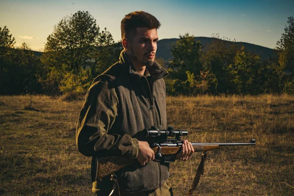 Chasseur avec fusil de chasse en chasse. Fusils de chasse américains. Chasse sans frontières . — Photo