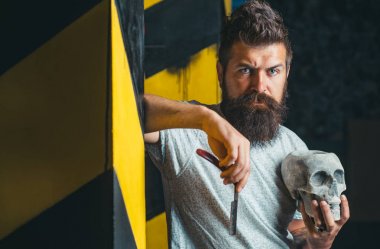 Kuaförler berber dükkanında yakışıklı bir adam için çalışıyorlar. Berber dükkanını ziyaret eden bir adam. Sakal kremi. Tıraş adam ve ustura adam. Berber berber dükkanında sakallı bir adamı tıraş ediyor..